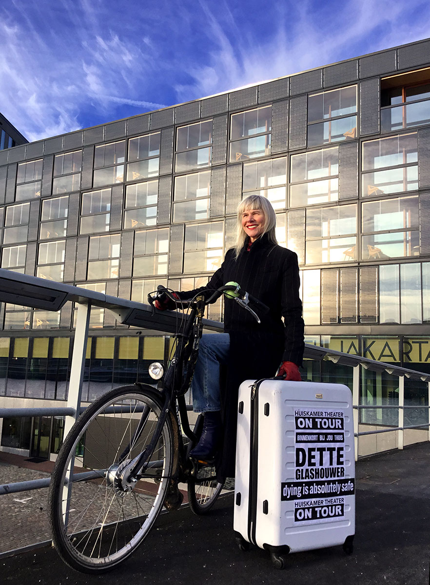 Huiskamertheater on tour - Dette Glashouwer Huiskamertheater on tour - Dette Glashouwer